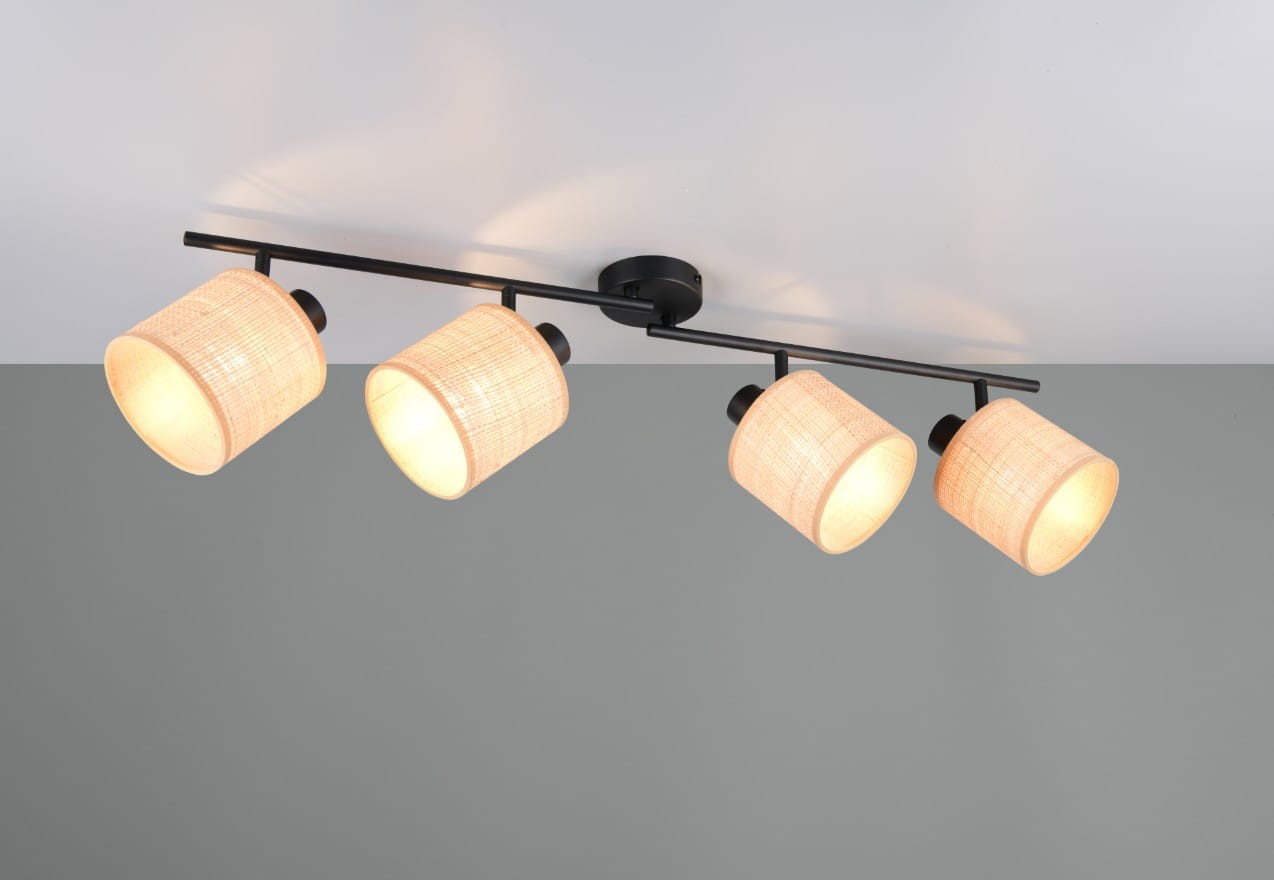 Czarna lampa sufitowa Aimee z czterema kloszami w naturalnym kolorze, zamontowana na prostokątnej, czarnej podstawie. Klosze mają okrągły kształt i są wykonane z materiału, co nadaje im teksturowany wygląd. Produkt widoczny z przodu, na jednolitym tle.