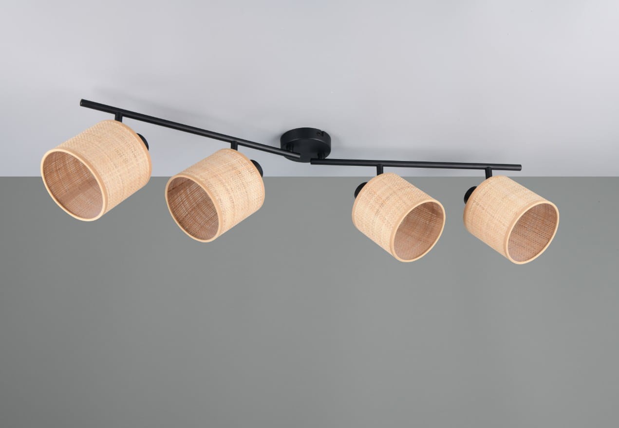 Czarna lampa sufitowa Aimee z czterema spotami, każdy z naturalnym kloszem z plecionki. Produkt zamontowany na poziomej rurze, z widocznymi elementami mocującymi. Tło w odcieniu szarości.