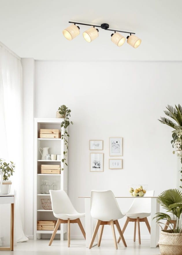Lampa sufitowa Aimee w kolorze czarnym i naturalnym, z czterema spotami E14, zamontowana na suficie. Klosze w jasnym kolorze z naturalnym wykończeniem, w otoczeniu nowoczesnej aranżacji wnętrza z białymi meblami i roślinami.
