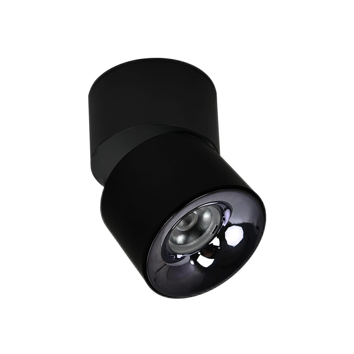 Czarna lampa sufitowa Brema (spot) z ruchomym kloszem, z jedną diodą LED o mocy 10W. Klosz z metalicznym wykończeniem, okrągły, z widocznym źródłem światła. Montowana pod sufitem, w zbliżeniu na detal lampy.