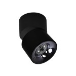 Czarna lampa sufitowa Brema (spot) z ruchomym kloszem, z jedną diodą LED o mocy 10W. Klosz z metalicznym wykończeniem, okrągły, z widocznym źródłem światła. Montowana pod sufitem, w zbliżeniu na detal lampy.