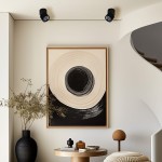Czarna lampa sufitowa Brema (spot) z jedną żarówką LED 10W, umieszczona na suficie, z możliwością regulacji kierunku światła. W tle widoczny nowoczesny obraz oraz elementy dekoracyjne na stole.