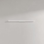 Kinkiet Aqua 66,5 w kolorze białym, z LED o mocy 20W i klasie IP44. Prosty, prostokątny kształt, zamontowany na ścianie, z ukrytymi mocowaniami, emitujący ciepłe światło. Tło w jasnym odcieniu, podkreślające minimalistyczny design.