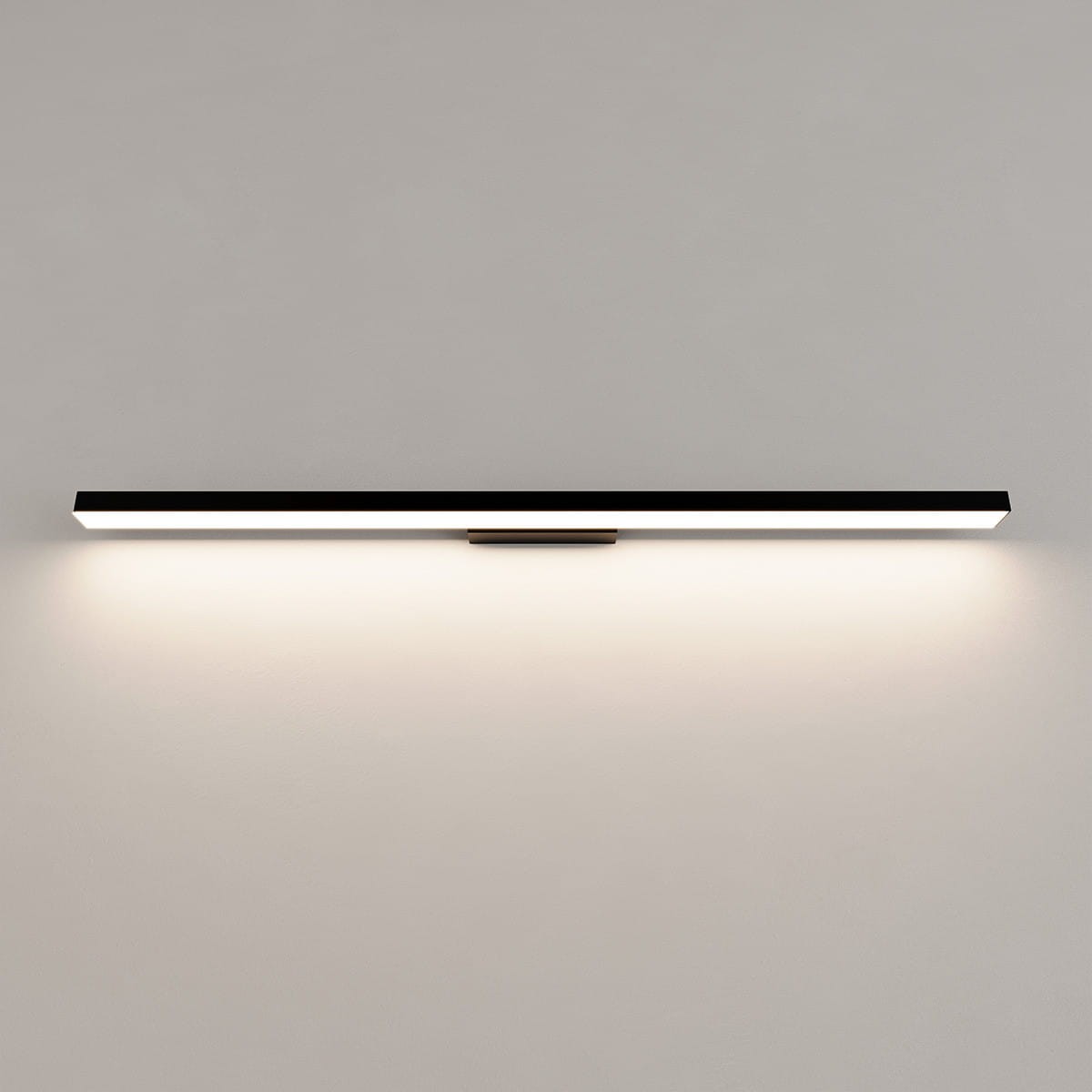 Kinkiet Aqua 92 w kolorze czarnym, z jedną diodą LED 24W, o stopniu ochrony IP44. Posiada smukłą, prostokątną formę z białą osłoną, montowany na ścianie. Oświetlenie emituje ciepłe światło, idealne do łazienek i przestrzeni z wysoką wilgotnością.