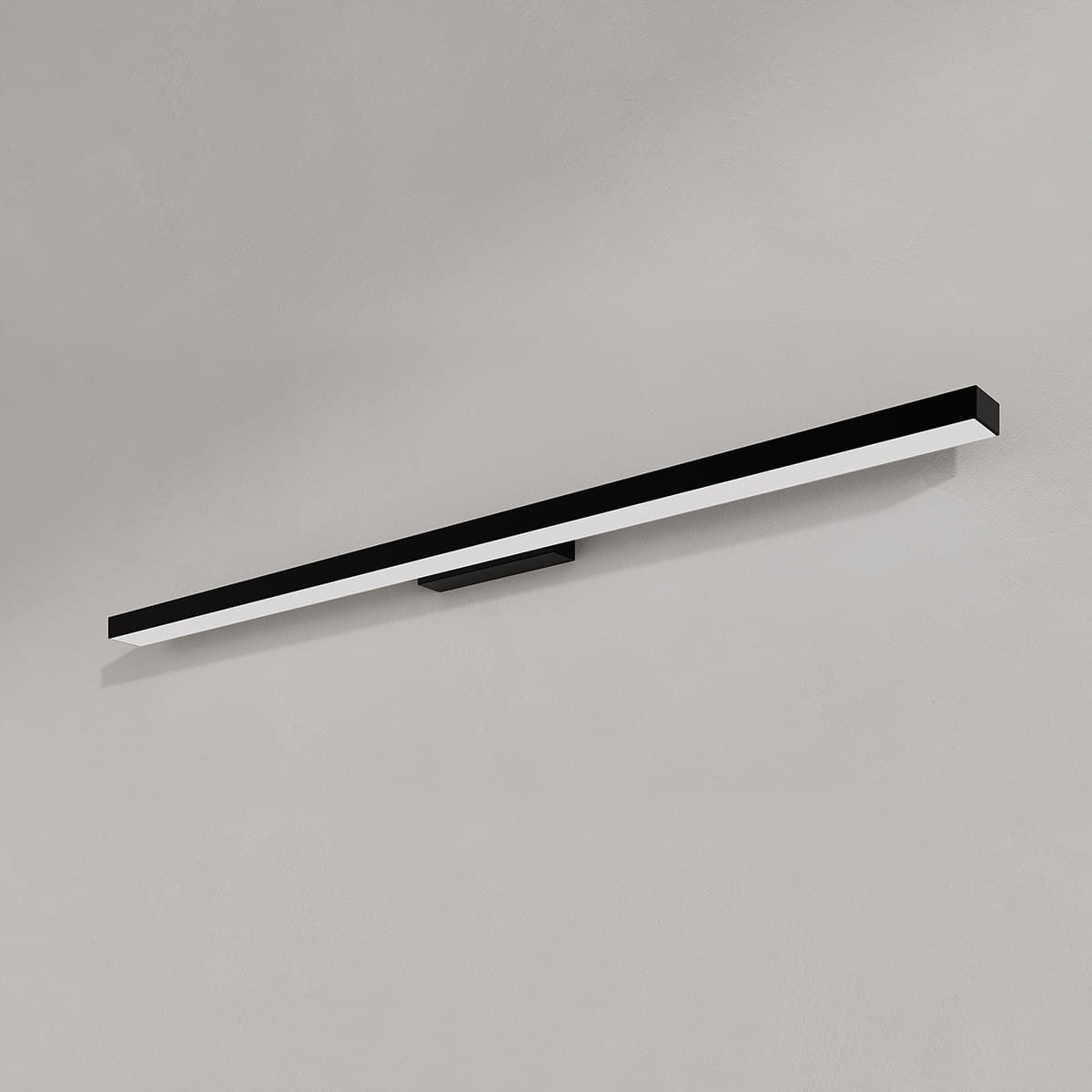Kinkiet Aqua 92 w kolorze czarnym, z białym podświetleniem LED, o mocy 24W i klasie ochrony IP44. Produkt o prostokątnym kształcie, zamontowany na ścianie, z widoczną minimalistyczną konstrukcją. Idealny do nowoczesnych wnętrz.