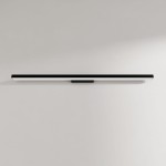 Kinkiet Aqua 92 w kolorze czarnym, o prostokątnym kształcie, z 1xLED 24W. Montowany na ścianie, z IP44. Posiada minimalistyczny design, z białą osłoną świetlną na górze i czarną podstawą. Ujęcie frontalne na jednolitym tle.