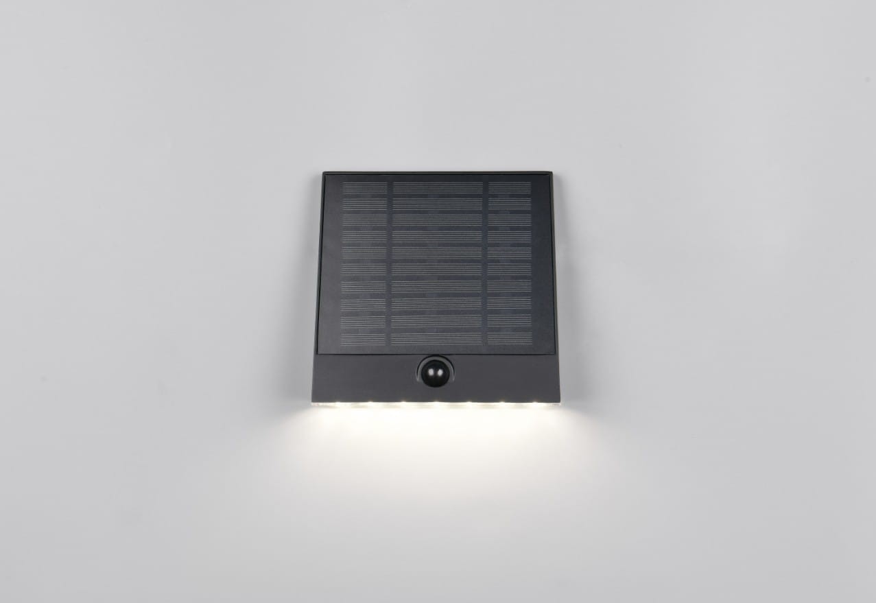Kinkiet zewnętrzny Alvorada Hybrid w kolorze czarnym, z panelem słonecznym i diodą LED 1x6W. Prosty, kwadratowy kształt z widocznym czujnikiem ruchu i delikatnym podświetleniem u dołu. Montowany na ścianie, przeznaczony do użytku na zewnątrz, klasa IP44.