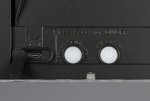 Kinkiet zewnętrzny Alvorada Hybrid w kolorze czarnym, z widocznymi przyciskami do ustawienia trybu pracy. Posiada port USB-C do ładowania. Materiał obudowy to tworzywo sztuczne, z oznaczeniem IP44, co zapewnia odporność na warunki atmosferyczne.