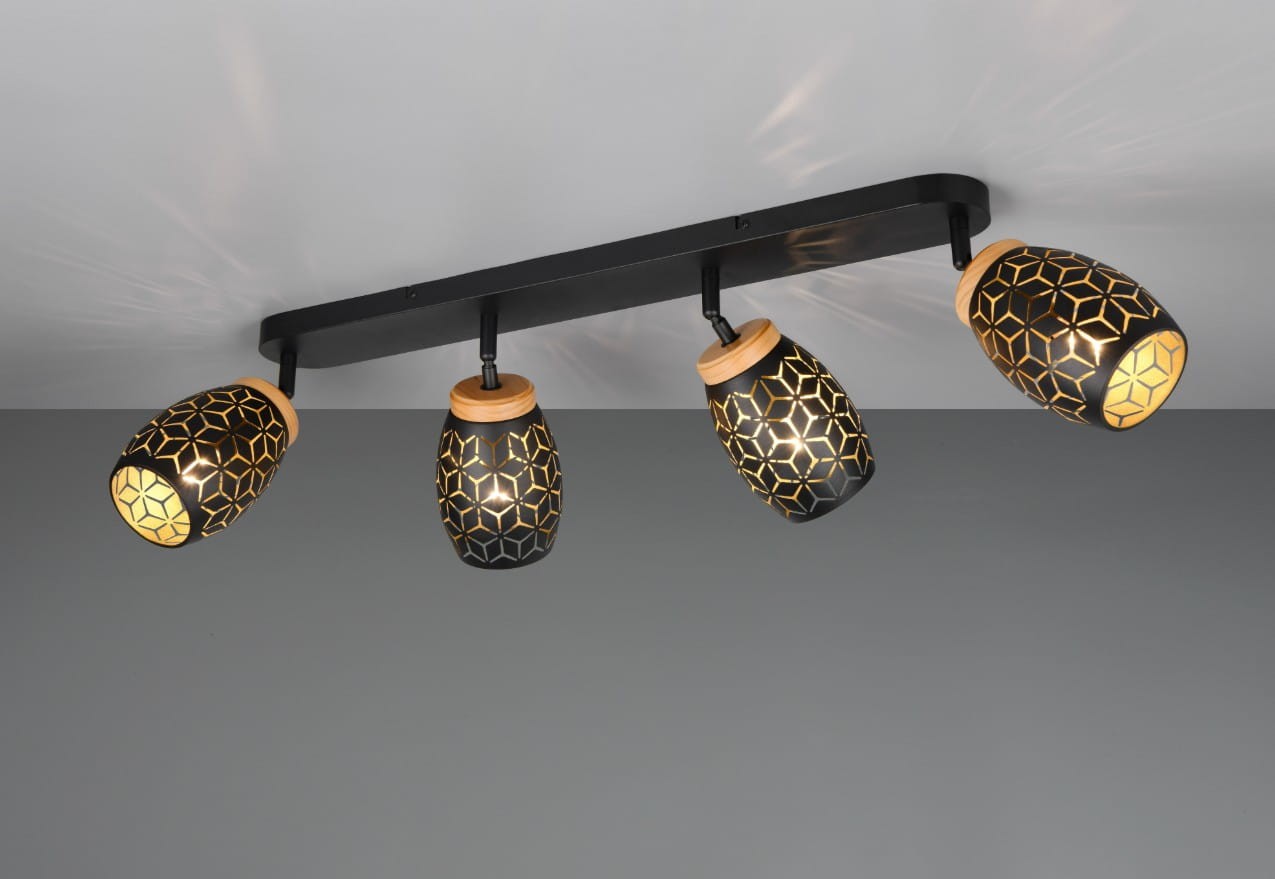 Czarna lampa sufitowa Bidar z czterema reflektorami E14, umieszczona na prostokątnej podstawie. Klosze w kształcie cylindrów z dekoracyjnym wzorem w złote heksagony, z drewnianymi detalami u góry. Ujęcie frontalne, lampa zamontowana na suficie.