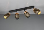 Czarna lampa sufitowa Bidar z czterema reflektorami E14, umieszczona na prostokątnej podstawie. Klosze w kształcie cylindrów z dekoracyjnym wzorem w złote heksagony, z drewnianymi detalami u góry. Ujęcie frontalne, lampa zamontowana na suficie.