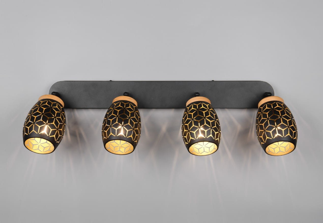Czarna lampa sufitowa Bidar z czterema reflektorami E14, umieszczona na prostokątnej, metalowej podstawie. Reflektory mają owalny kształt z geometrycznym wzorem, emitującym ciepłe światło. Produkt montowany na suficie, w neutralnym otoczeniu.
