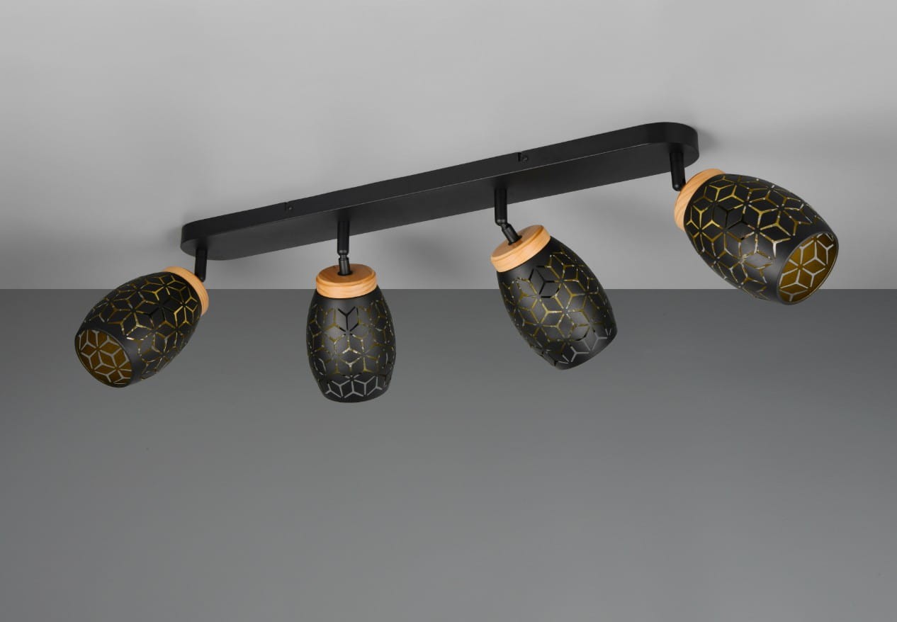 Czarna lampa sufitowa Bidar z czterema reflektorami E14, z elementami w kolorze naturalnego drewna. Reflektory mają owalny kształt z geometrycznym wzorem w złotym kolorze. Montaż do sufitu, widok frontalny.
