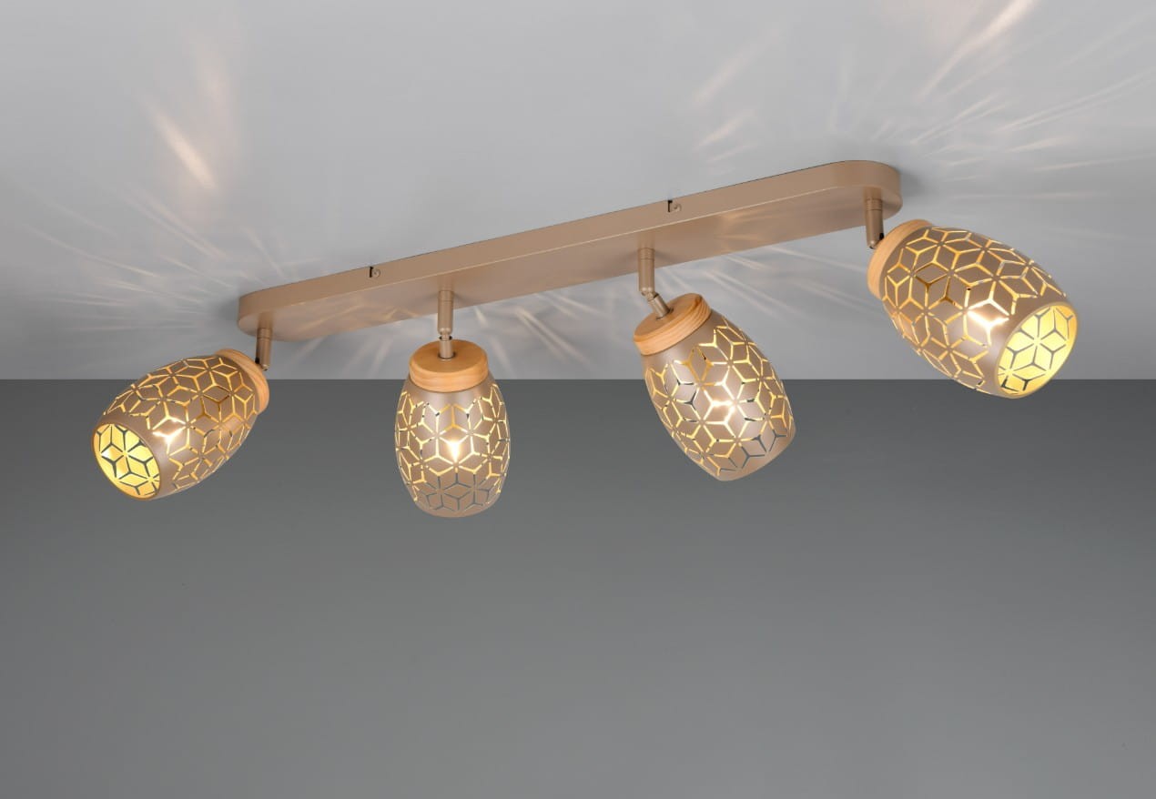 Lampa sufitowa Bidar z czterema kloszami E14 w kolorze kawowym. Klosze mają geometryczny wzór i drewniane detale. Ujęcie z góry, montowana na suficie, na jednolitym tle. Idealna do nowoczesnych wnętrz.