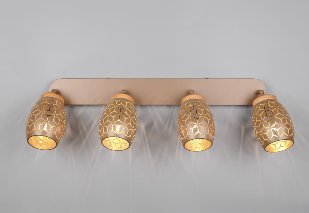 Lampa sufitowa Bidar (spot) z czterema kloszami E14 w kolorze kawowym, o kształcie przypominającym jajko, umieszczona na prostokątnej podstawie. Klosze mają delikatny, geometryczny wzór, emitując ciepłe światło. Ujęcie z przodu, montowana do sufitu.