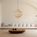 Lampa wisząca w kolorze czarnym z rattanowymi elementami, z jedną oprawą E27. Zawieszona na cienkim przewodzie, o okrągłym kształcie z kilkoma poziomymi okręgami, w nowoczesnym wnętrzu z białą sofą i drewnianym stołem.