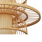 Lampa wisząca Astra z czarnym metalowym elementem i rattanowym kloszem w kształcie okręgów. W górnej części widoczny okrągły stelaż z cienkimi prętami, pod którym znajduje się mleczna oprawa na żarówkę E27. Ujęcie z dołu, zbliżenie na detale.