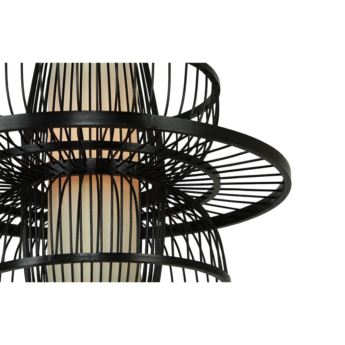Czarna lampa wisząca Astra LP-3110/1P BK z metalowym, ażurowym kloszem w formie spirali, z widocznym miejscem na żarówkę E27. Klosz ma teksturowaną powierzchnię i otwarty design, co zapewnia efektowne rozproszenie światła.