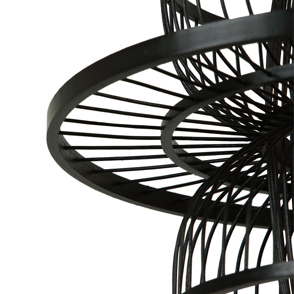 Czarna lampa wisząca Astra LP-3110/1P BK z metalowym, spiralnym abażurem. Widoczne okrągłe obręcze oraz cienkie, poziome pręty tworzą efektowną strukturę. Ujęcie z góry, eksponujące detale konstrukcji.
