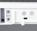 Zbliżenie na tylną część kinkietu solarnego Bilbao Hybrid, biały z widocznymi elementami montażowymi, włącznikiem, dwoma przyciskami oraz portem USB-C do ładowania, na tle szarym.