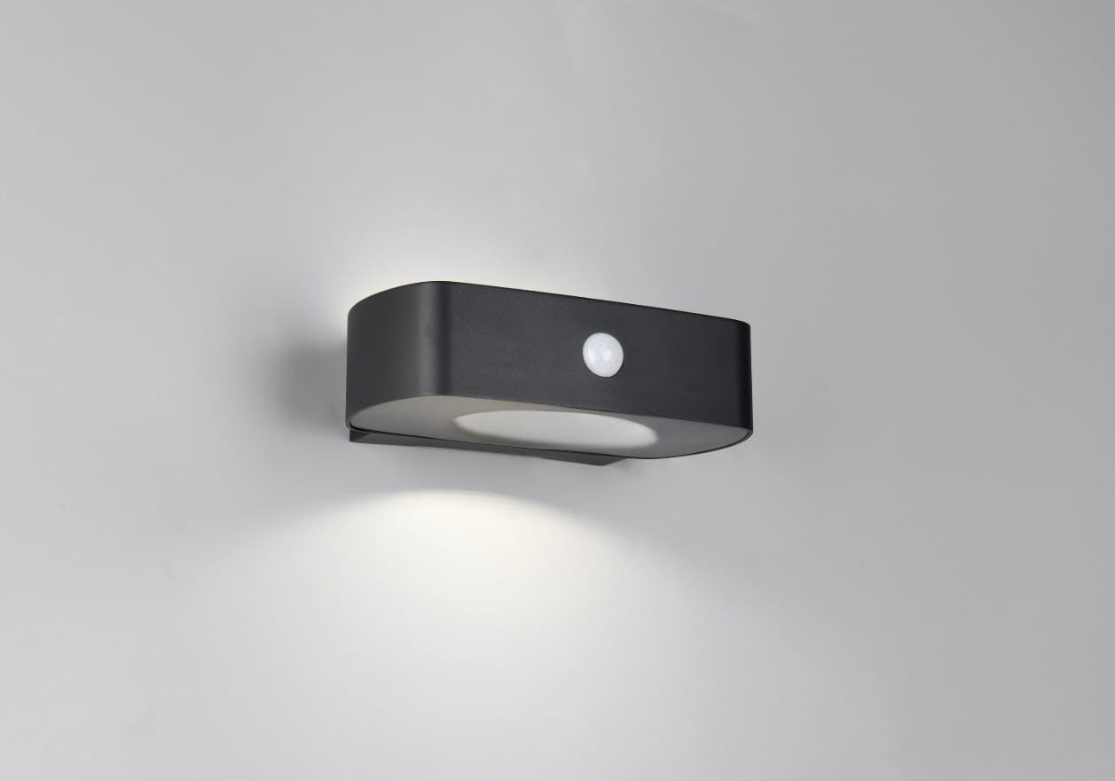 Kinkiet zewnętrzny Bilbao Hybrid w kolorze czarnym, z zamontowanym czujnikiem ruchu. Oświetlenie LED 1x6W, IP44. Produkt umieszczony na jasnym tle, widoczny z przodu, w pozycji zamontowanej na ścianie.