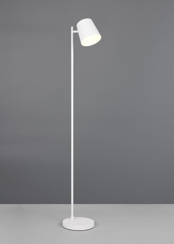 Lampa podłogowa Blake w kolorze białym, z metalową podstawą i cylindrycznym kloszem. Posiada port USB oraz źródło światła LED o mocy 4,5W. Ujęcie frontalne, lampa stoi na równym podłożu, tło szare.