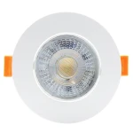 Oprawa LED 3W/5W/7W CCT w białej obudowie, okrągła z przezroczystą soczewką, z widocznymi elementami chłodzenia. Ujęcie frontalne, widoczny pomarańczowy uchwyt montażowy. Produkt przeznaczony do zabudowy.