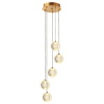 Lampa wisząca Brillant LP-3303/5P GD z pięcioma kulistymi kloszami na złotej podstawie. Klosze mają przejrzystą teksturę, zwisają na cienkich linkach, zapewniając nowoczesny wygląd. Źródło światła LED o mocy 28W i regulowanej temperaturze barwowej.