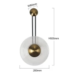 Kinkiet LED Bell o mocy 8W, złoty z transparentnym kloszem. Okrągły klosz z fakturą, średnica 280 mm, wysokość 555 mm. Zawieszony na dwóch czarnych linkach, z okrągłym uchwytem na górze. Wymiary: W80 mm, H555 mm.