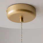 Złota lampa wisząca LED Spirito MOD286PL-L18G3K z okrągłym mocowaniem sufitowym. Widoczny metalowy element montażowy oraz zwisający przewód w oplocie. Prosta forma, matowe wykończenie, idealna do nowoczesnych wnętrz.