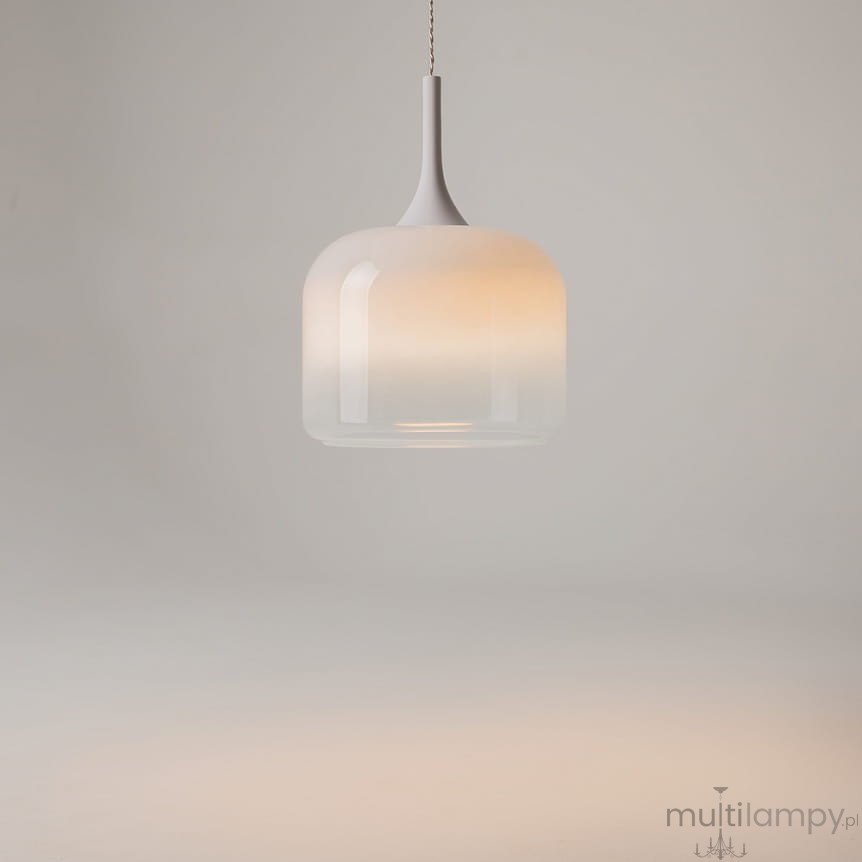 Lampa wisząca LED Spirito o mocy 12W, w kolorze białym. Posiada szklany klosz w kształcie półkuli z gradientowym efektem, zawieszona na cienkim łańcuchu. Widok z przodu, na jednolitym tle.