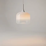 Lampa wisząca LED Spirito o mocy 12W, w kolorze białym. Posiada szklany klosz w kształcie półkuli z gradientowym efektem, zawieszona na cienkim łańcuchu. Widok z przodu, na jednolitym tle.