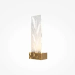 Kinkiet LED/2W w mosiężnej podstawie, z przezroczystym panelem o fakturze szkła, z delikatnym wzorem roślinnym. Wykończony w eleganckim stylu, montowany na ścianie, emitujący ciepłe światło. Tło białe, minimalistyczne.