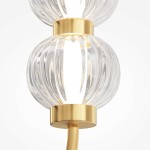 Lampa wisząca LED Amulet o mocy 16W, z dwiema kulistymi, przezroczystymi kloszami o falistej fakturze. Złota oprawa z metalowym wykończeniem. Ujęcie z przodu, ukazujące detale kloszy i uchwytu.