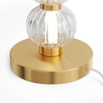Amulet lampa stołowa LED 10W w złotej oprawie z przezroczystym kloszem o żłobionej fakturze, z okrągłą podstawą. Widoczny kabel zasilający po prawej stronie. Kąt ujęcia zbliżony na detal.