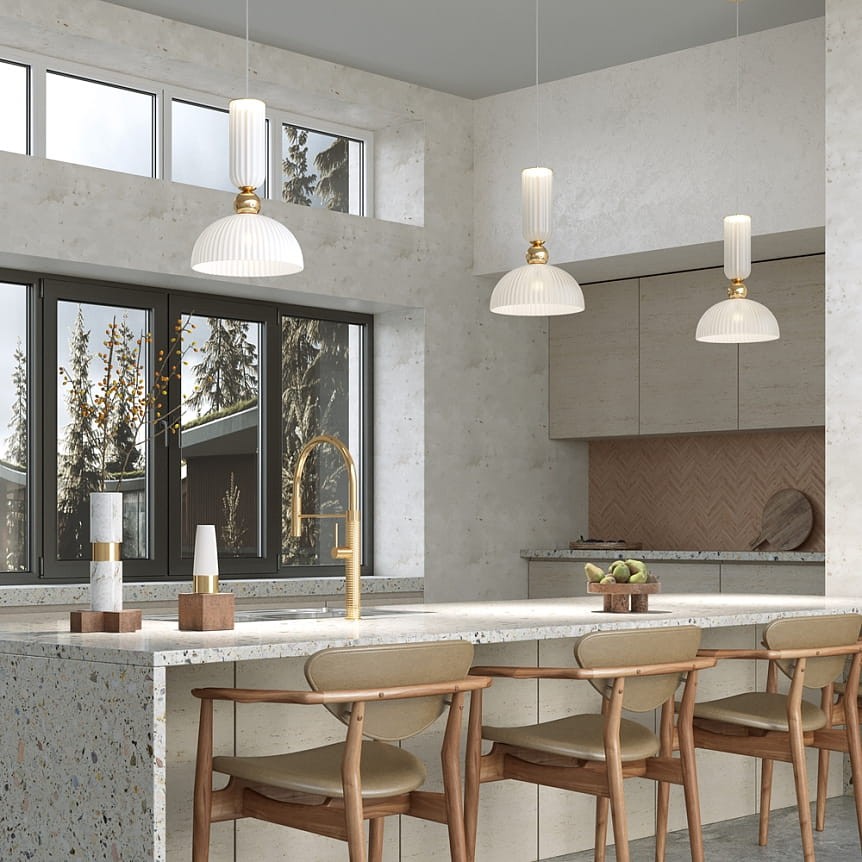 Lampa wisząca Antic 1xE27 w kolorze złotym i białym, z charakterystycznym kloszem o żeberkowanej fakturze. Zawieszona nad nowoczesnym stołem w kuchni, z drewnianymi krzesłami i marmurowym blatem. W tle duże okna z widokiem na zewnątrz.