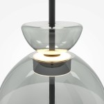 Lampa wisząca LED Bangkok o mocy 12W, czarna z szarym kloszem. Zbliżenie na szklane elementy z połyskiem, z widocznym źródłem światła w centralnej części. Kształt zaokrąglony, z metalowymi detalami. Tło białe, minimalistyczne.
