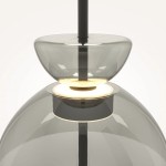 Lampa wisząca LED Bangkok, 12W, z czarnym metalowym stelażem. Klosz w odcieniach szaro-przezroczystych, o zaokrąglonym kształcie. Widoczny element źródła światła w centralnej części, z delikatnym podświetleniem. Ujęcie z góry.