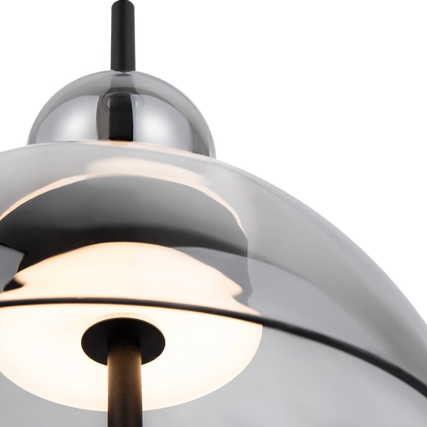 Lampa wisząca LED Bangkok o mocy 12W, w kolorze czarnym z przydymionym kloszem. Ujęcie z góry, pokazujące okrągły, przezroczysty klosz z białym źródłem światła wewnątrz oraz czarną rurkę mocującą. Idealna do nowoczesnych aranżacji.