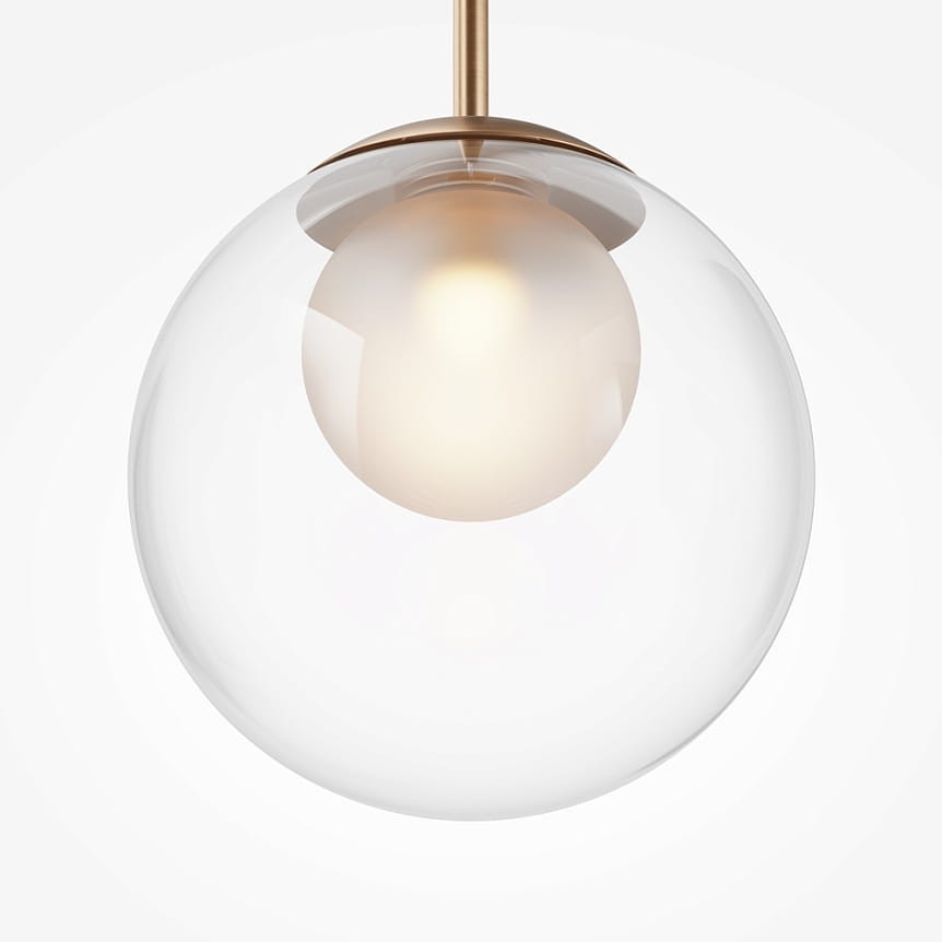 Lampa wisząca Basic form D20 z pojedynczym źródłem światła G9. Szklana, przeźroczysta kula otacza złoty element mocujący. Wnętrze lampy zawiera lekko matową, białą kulę, co tworzy subtelny efekt świetlny.