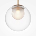 Lampa wisząca Basic form D20 z pojedynczym źródłem światła G9. Szklana, przeźroczysta kula otacza złoty element mocujący. Wnętrze lampy zawiera lekko matową, białą kulę, co tworzy subtelny efekt świetlny.