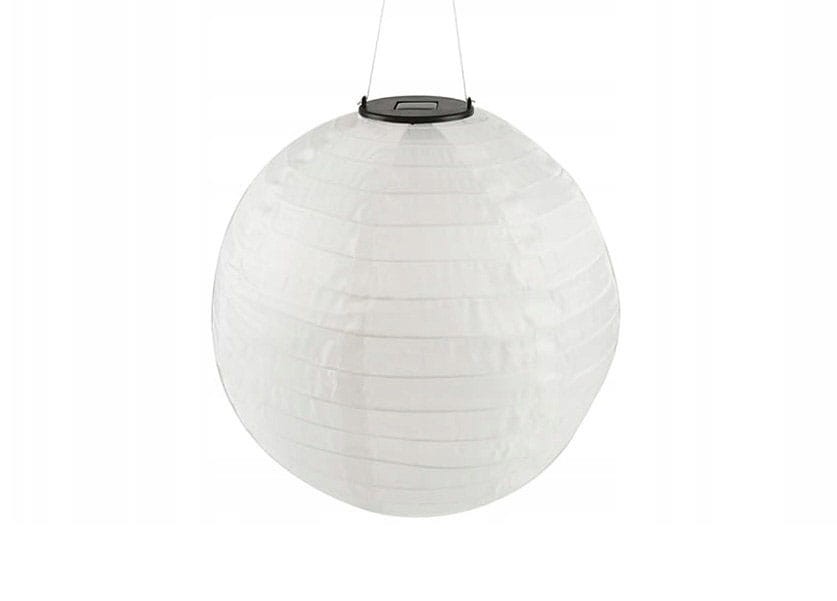 Biała lampa wisząca solarna Origami D30 w kształcie kulistym, wykonana z materiału o teksturowanej powierzchni. U góry znajduje się czarny panel solarny. Lampa zawieszona na cienkiej linki, prezentująca się w neutralnym tle.