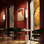 Lampa wisząca LED Seoul o mocy 14W w białym kolorze, umieszczona w nowoczesnej aranżacji. Widoczna w przestrzeni z czerwonymi ścianami, obok stolika i zielonych krzeseł, z oknami ukazującymi jesienne liście.