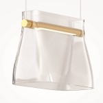 Lampa wisząca Cabaret LED 8W w mosiężnym wykończeniu, z przezroczystym kloszem o delikatnym kształcie. Widoczny mosiężny uchwyt oraz subtelna linia światła. Produkt zawieszony na cienkim przewodzie, idealny do nowoczesnych wnętrz.