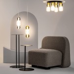 Lampa wisząca Drop z jedną żarówką LED 16W w chromowanej obudowie. Kształt kulisty, z przezroczystymi i mlecznymi elementami. Wisi nad nowoczesnym fotelem z teksturowanym obiciem, w minimalistycznym wnętrzu z szarym tłem.