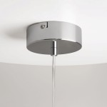 Lampa wisząca Drop z chromowaną podstawą i przezroczystym kablem. Ujęcie z dołu, pokazujące mocowanie oraz detal chromowanego wykończenia. Prosta, okrągła forma, idealna do nowoczesnych wnętrz.