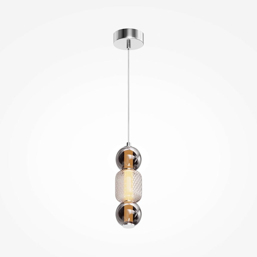 Lampa wisząca Drop z jedną żarówką LED 16W w chromowanej obudowie. Zawiera szklany klosz o teksturowanej powierzchni oraz dwie metalowe kulki. Ujęcie frontalne, zwisająca z sufitu na cienkim kablu, na białym tle.