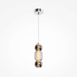 Lampa wisząca Drop z jedną żarówką LED 16W w chromowanej obudowie. Zawiera szklany klosz o teksturowanej powierzchni oraz dwie metalowe kulki. Ujęcie frontalne, zwisająca z sufitu na cienkim kablu, na białym tle.
