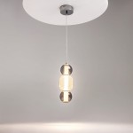 Lampa wisząca Drop 1xLED/16W w kolorze chromu, z przezroczystymi i siatkowanymi detalami. Ujęcie z góry, lampa zawieszona na cienkim przewodzie, emitująca ciepłe światło, na jednolitym szarym tle.