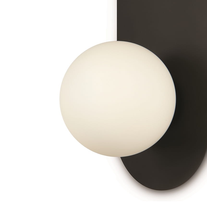 Kinkiet Bao 1xG9 w kolorze czarnym, z okrągłą, mlecznobiałą kulą, zamontowany na prostokątnej podstawie. Widok z boku, ukazujący kształt i fakturę materiałów.