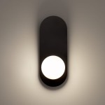 Kinkiet Bao MOD419WL-01B w kolorze czarnym, w kształcie prostokąta z zaokrąglonymi krawędziami, z okrągłym źródłem światła na środku. Montowany na ścianie, z minimalistycznym designem, idealny do nowoczesnych wnętrz.